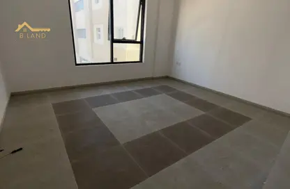 شقة - غرفة نوم - 2 حمامات للايجار في مجمع مويلح - تجارية مويلح - الشارقة شقة - غرفة نوم - 2 حمامات للايجار في مجمع مويلح - تجارية مويلح - الشارقة