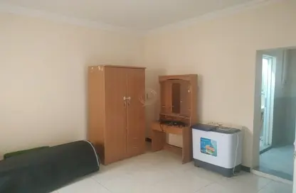 Living Room image for: Apartment - 1 Bathroom for rent in Al Khabisi - Al Ain, Image 1
