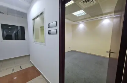مكتب - استوديو - 4 حمامات للايجار في الحصن - الخالدية - أبوظبي