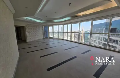 Apartment - 4 Bedrooms - 5 Bathrooms for rent in Wave tower - Corniche Road - Abu Dhabi