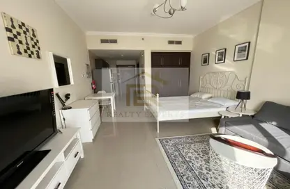 Living Room image for: Apartment - 1 Bathroom for rent in Siraj Tower - Arjan - Dubai, Image 1