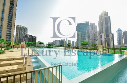 صورة لـ حوض سباحة شقة - غرفة نوم - 2 حمامات للايجار في برج التاج - دبي وسط المدينة - دبي ، صورة رقم 1