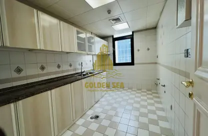 صورة لـ مطبخ شقة - 3 غرف نوم - 3 حمامات للايجار في شارع المطار - أبوظبي ، صورة رقم 1
