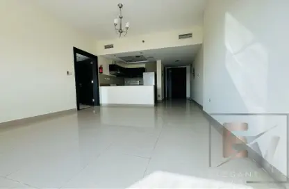 شقة - غرفة نوم - 2 حمامات للايجار في المساكن الحمراء - مدينة دبي الرياضية - دبي