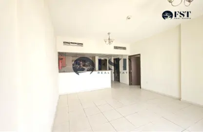 شقة - غرفة نوم - 2 حمامات للبيع في طراز إماراتي - المدينة الدولية - دبي