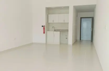 Apartment - Studio - 1 Bathroom for rent in Ajman Creek Towers - Al Rashidiya 1 - Al Rashidiya - Ajman