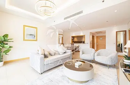 Living Room image for: Apartment - 1 Bedroom - 2 Bathrooms for rent in Abu Keibal - Shoreline Apartments - Palm Jumeirah - Dubai, Image 1