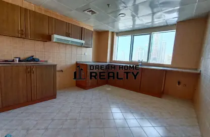 Apartment - 3 Bedrooms - 3 Bathrooms for rent in Al Thani Building - Al Khan - Sharjah