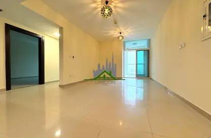 شقة - 2 غرف نوم - 2 حمامات للايجار في المساكن الحمراء - مدينة دبي الرياضية - دبي