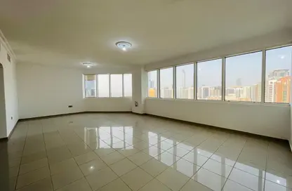 Apartment - 4 Bedrooms - 4 Bathrooms for rent in Khalidiya Centre - Cornich Al Khalidiya - Al Khalidiya - Abu Dhabi