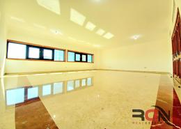 شقة - 4 غرف نوم - 5 حمامات للكراء في برج الصقر الذهبي - شارع حمدان - أبوظبي