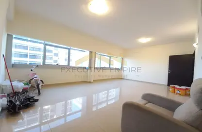 Living Room image for: Apartment - 3 Bedrooms - 2 Bathrooms for rent in Khalidiya Twin Towers - Al Khalidiya - Abu Dhabi, Image 1
