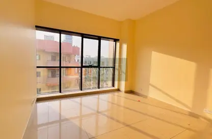 Apartment - 3 Bedrooms - 3 Bathrooms for rent in Golden Sands 9 - Mankhool - Bur Dubai - Dubai
