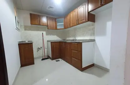 صورة لـ مطبخ شقة - غرفة نوم - 1 حمام للايجار في فيلات مدينة خليفة آيه - مدينة خليفة أ - مدينة خليفة - أبوظبي ، صورة رقم 1