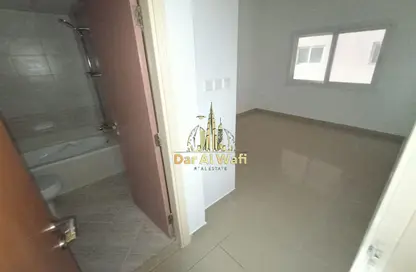 شقة - 2 غرف نوم - 2 حمامات للايجار في شارع بوخارا ​ - النهدة - الشارقة