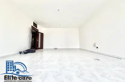 شقة - 2 غرف نوم - 3 حمامات للايجار في مبنى ماركس و سبنسر - شارع المطار - أبوظبي