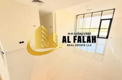 شقة - 2 غرف نوم - 3 حمامات للايجار في الزاهية - تجارية مويلح - الشارقة