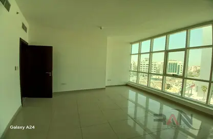 شقة - 3 غرف نوم - 4 حمامات للايجار في برج النصر - دانة بو ظبي - أبوظبي