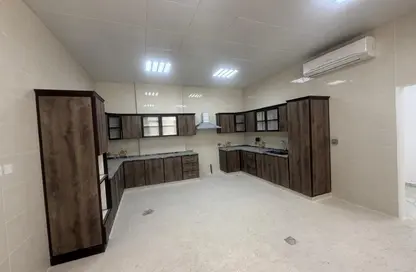 شقة - 4 غرف نوم - 5 حمامات للايجار في مدينة الرياض - أبوظبي