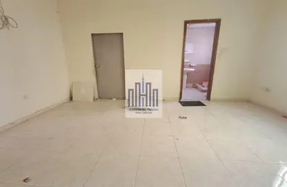 شقة - 1 حمام للايجار في طريق فاير ستاشن - مويلح - الشارقة شقة - 1 حمام للايجار في طريق فاير ستاشن - مويلح - الشارقة