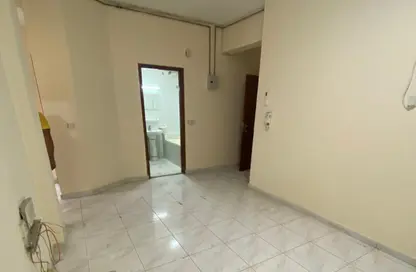 شقة - غرفة نوم - 2 حمامات للايجار في بناية الظاهري - الشويحنة - الشارقة