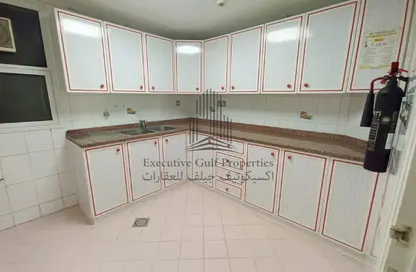 Apartment - 2 Bedrooms - 2 Bathrooms for rent in Emirates Tower - Hamdan Street - Abu Dhabi