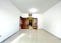 صورةغرفة فارغة لـ: شقة - 1 غرفة نوم - 2 حمامات للكراء في شارع الدفاع - أبوظبي, صورة 1
