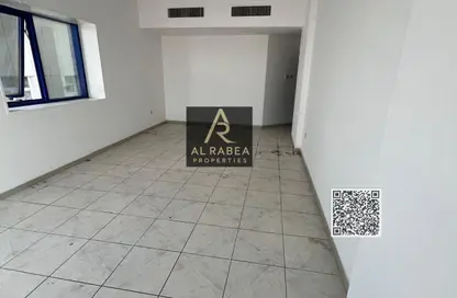 شقة - 2 غرف نوم - 2 حمامات للايجار في برج الكورنيش - طريق كورنيش عجمان - عجمان