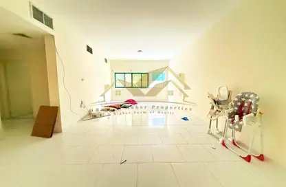 شقة - 2 غرف نوم - 3 حمامات للايجار في طريق منخول - بر دبي - دبي