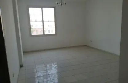 شقة - غرفة نوم - 2 حمامات للايجار في زد04 - طراز إنجليزي - المدينة الدولية - دبي