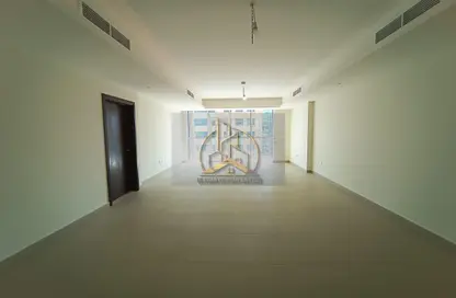 شقة - 2 غرف نوم - 4 حمامات للايجار في شارع الكورنيش - أبوظبي