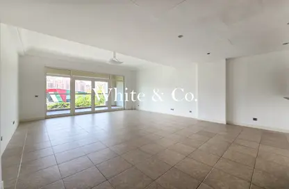 Apartment - 1 Bedroom - 2 Bathrooms for rent in Al Tamr - Shoreline Apartments - Palm Jumeirah - Dubai
