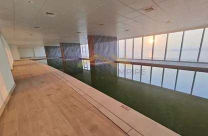صورة لـ حوض سباحة شقة - 2 غرف نوم - 3 حمامات للايجار في برج لاند مارك - شارع الكورنيش - أبوظبي ، صورة رقم 1