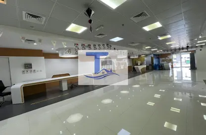 Show Room - Studio - 2 Bathrooms for rent in Hamdan Street - Abu Dhabi