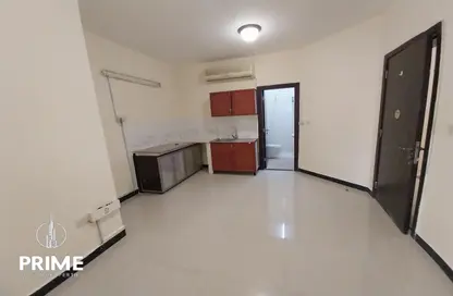 Empty Room image for: Apartment - 1 Bathroom for rent in Al Mushrif - Abu Dhabi, Image 1