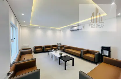 Retail - Studio - 3 Bathrooms for rent in Hor Al Anz - Deira - Dubai