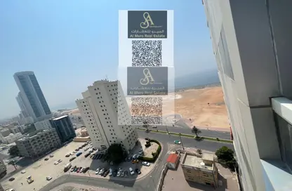 شقة - غرفة نوم - 2 حمامات للايجار في طريق كورنيش عجمان - عجمان