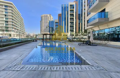 صورة لـ حوض سباحة شقة - غرفة نوم - 2 حمامات للايجار في مساكن لامار - برج السيف - شاطئ الراحة - أبوظبي ، صورة رقم 1
