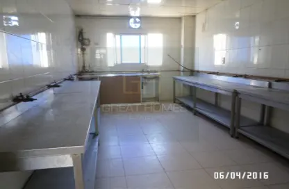 سكن عمال - استوديو - 8 حمامات للايجار في سونابور - المحيصنة - دبي