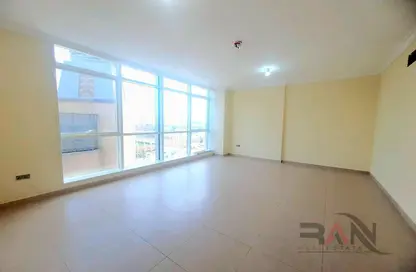 شقة - 2 غرف نوم - 2 حمامات للايجار في مبنى زهراء احمد سيد الخامزي - شارع المطار - أبوظبي