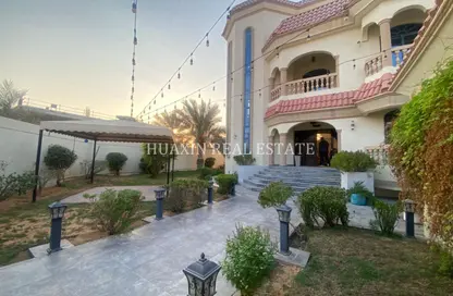Villa - 4 Bedrooms - 5 Bathrooms for rent in Jumeirah 1 Villas - Jumeirah 1 - Jumeirah - Dubai