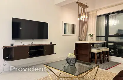 Living Room image for: Apartment - 1 Bedroom - 2 Bathrooms for rent in Escan Tower - Dubai Marina - Dubai, Image 1