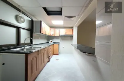 صورة لـ مطبخ شقة - 2 غرف نوم - 2 حمامات للايجار في مدينة خليفة - أبوظبي ، صورة رقم 1