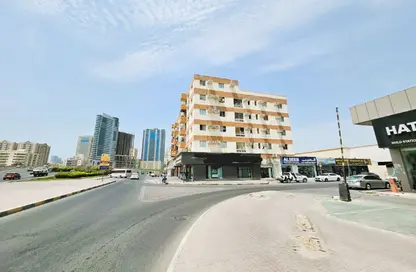 عمارة بالكامل - 2 غرف نوم - 2 حمامات للبيع في المنطقة الصناعية رقم 4 - المنطقة الصناعية بالشارقة - الشارقة