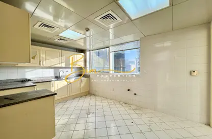 Apartment - 3 Bedrooms - 3 Bathrooms for rent in Makeen Tower - Tourist Club Area - Abu Dhabi