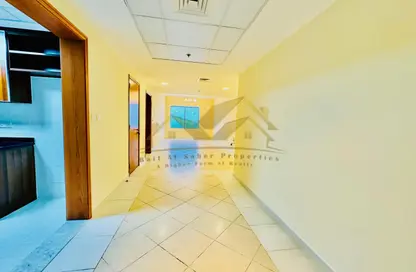 شقة - 2 غرف نوم - 3 حمامات للايجار في برج توينتي فرست سينشري - شارع الشيخ زايد - دبي