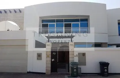 Villa - 4 Bedrooms - 4 Bathrooms for rent in Jumeirah 3 - Jumeirah - Dubai