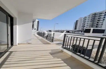 Balcony image for: Apartment - 2 Bedrooms - 2 Bathrooms for sale in Waters Edge - Yas Island - Abu Dhabi, Image 1