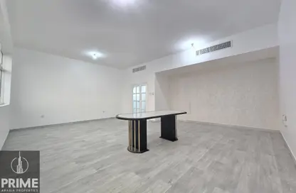 شقة - 2 غرف نوم - 2 حمامات للايجار في هضبة الزعفرانة - منطقة المرور - أبوظبي شقة - 2 غرف نوم - 2 حمامات للايجار في هضبة الزعفرانة - منطقة المرور - أبوظبي