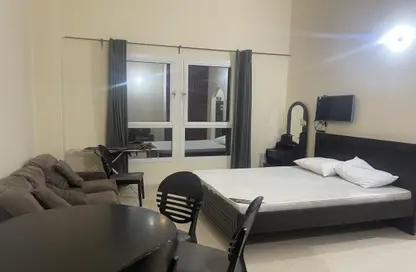 صورة لـ غرفة- غرفة النوم شقة - 1 حمام للايجار في مدينة خليفة - أبوظبي ، صورة رقم 1